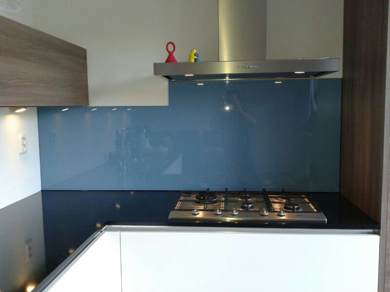 Blauwe glazen keukenwand