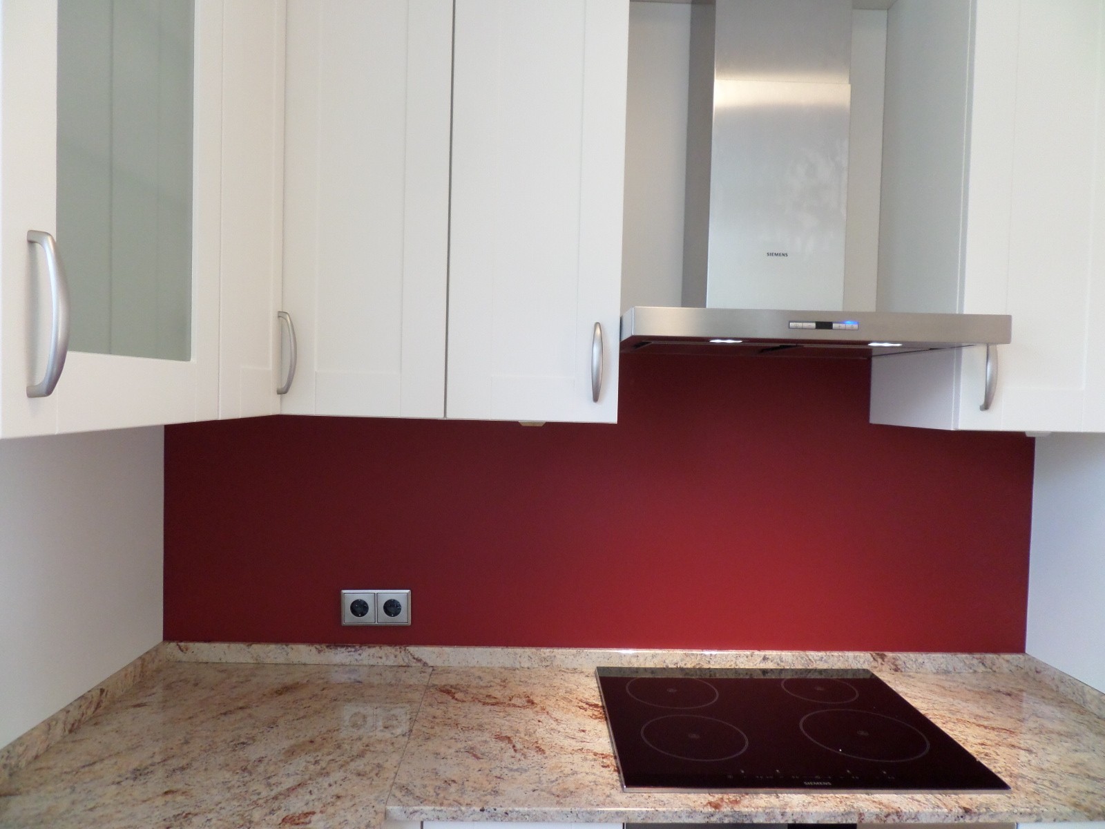 Rode keukenwand met matglas