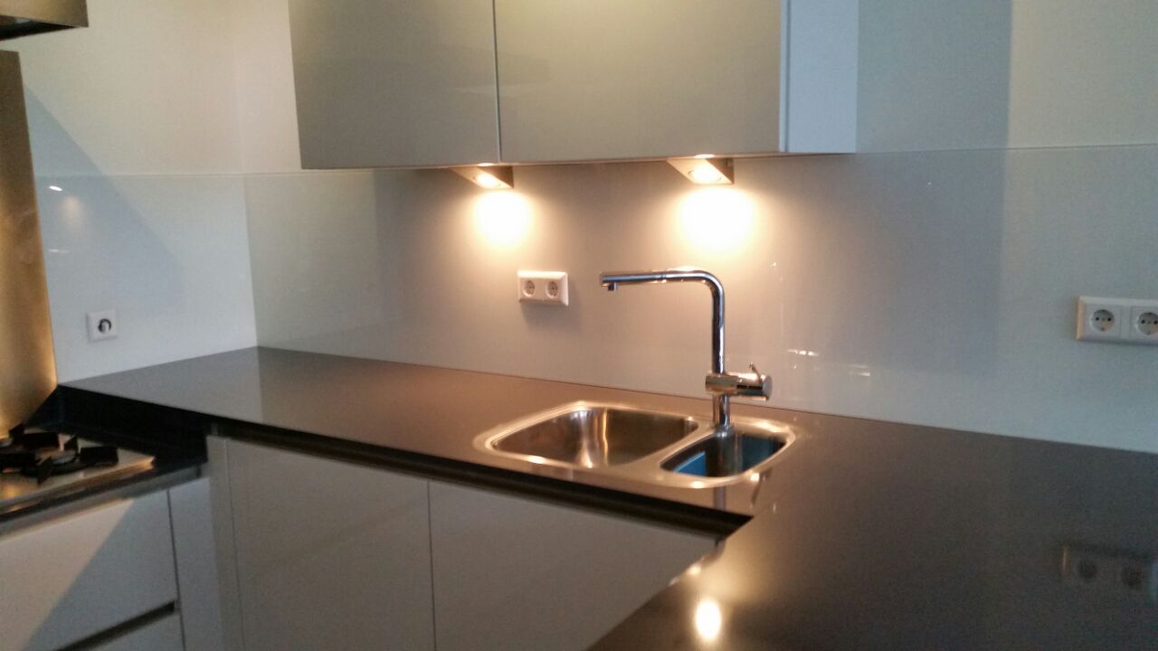 Keuken achterwand van glas in RAL-kleur 9016