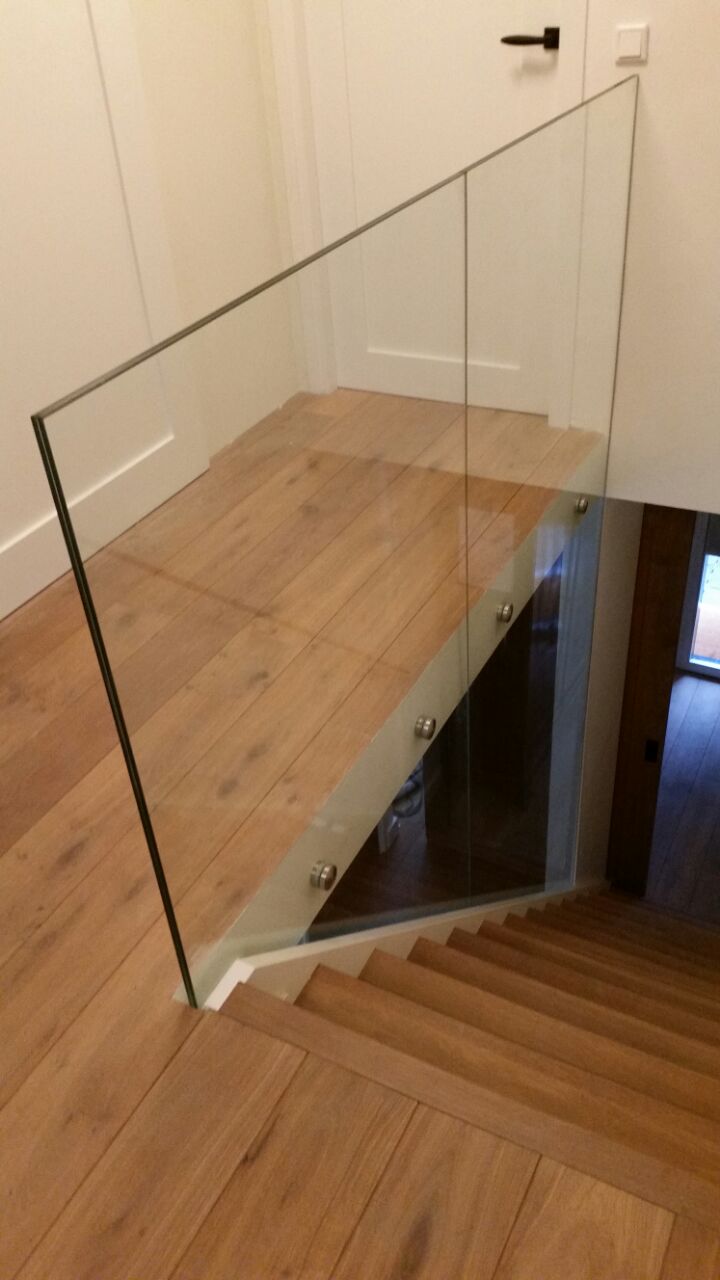Glazen balustrade aan de trap