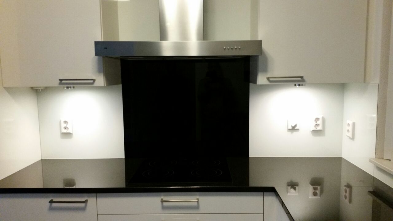 Glazen keuken achterwand wit zwart glasbestellen.nl