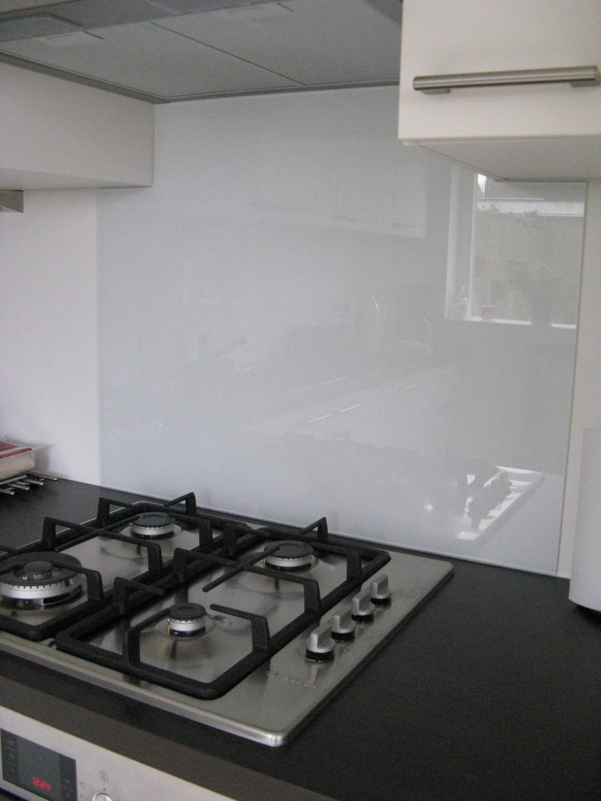 Keukenwand met uitsparingen in RAL 9016