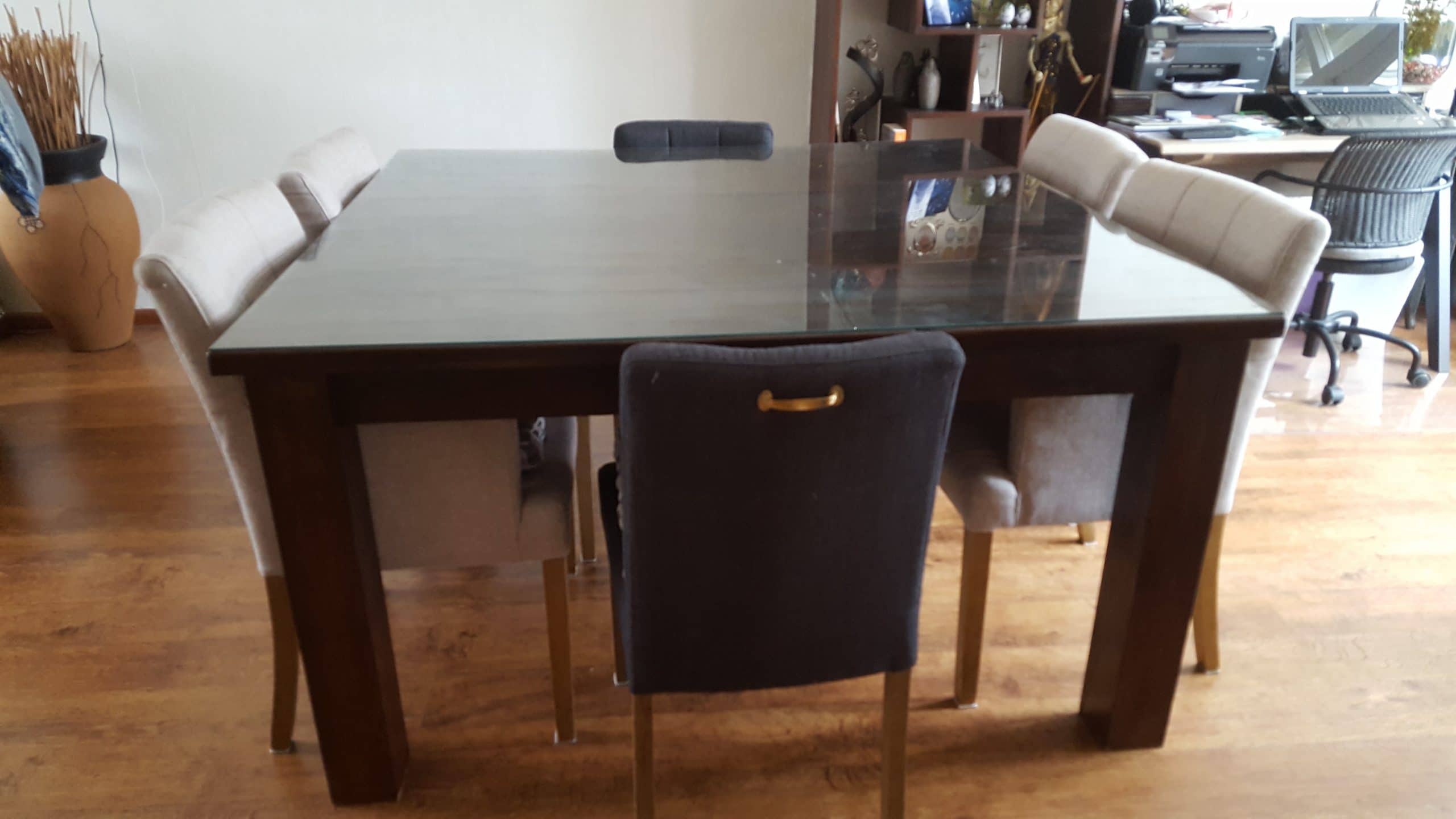 Glasplaat ter bescherming van houten tafel