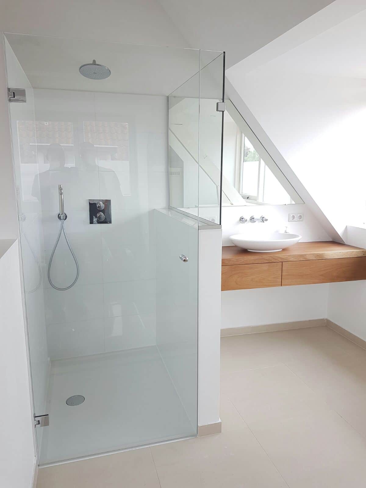 Badkamer met muurtje: meer dan idee?n over douchecabine op douche ...