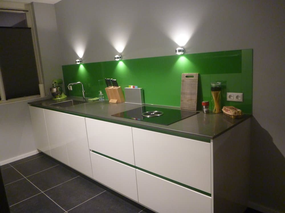 Groene keuken achterwand van glas