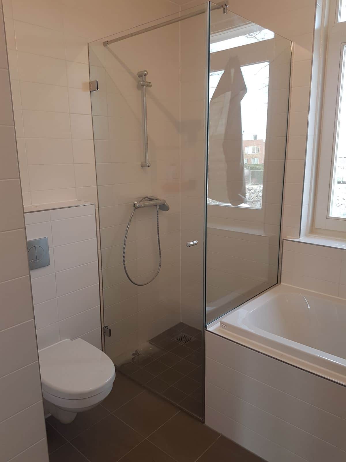 Douchecabine met douchewand op de badrand glasbestellen.nl Douchewand laten plaatsen