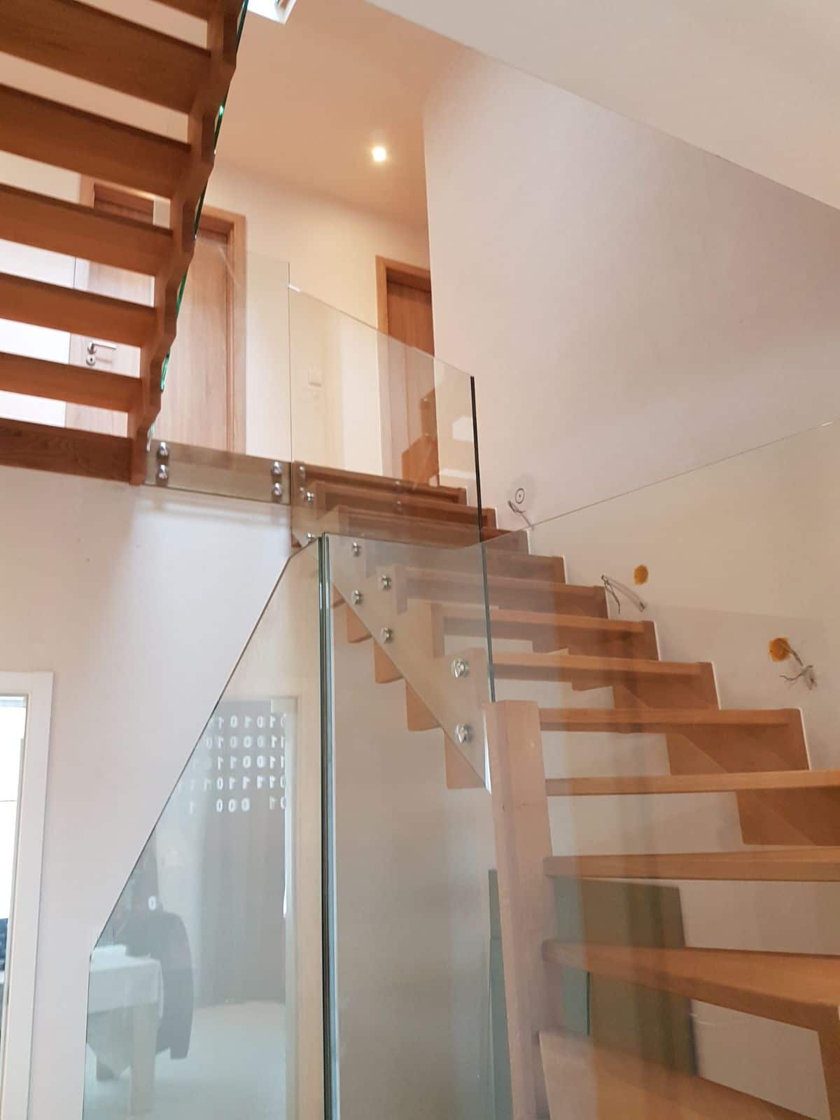 Glazen balustrade trap met rvs glasadapters