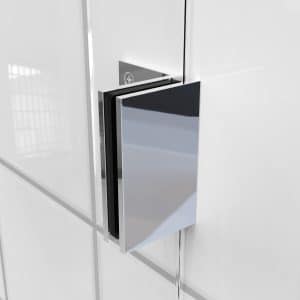 Closeup van een chrome glas/wand-klem bevestigd