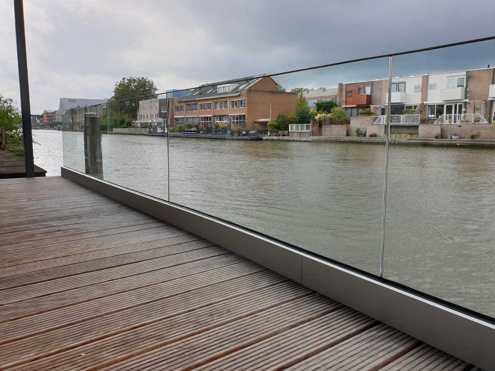 glazen balustrade buiten in vloerprofiel