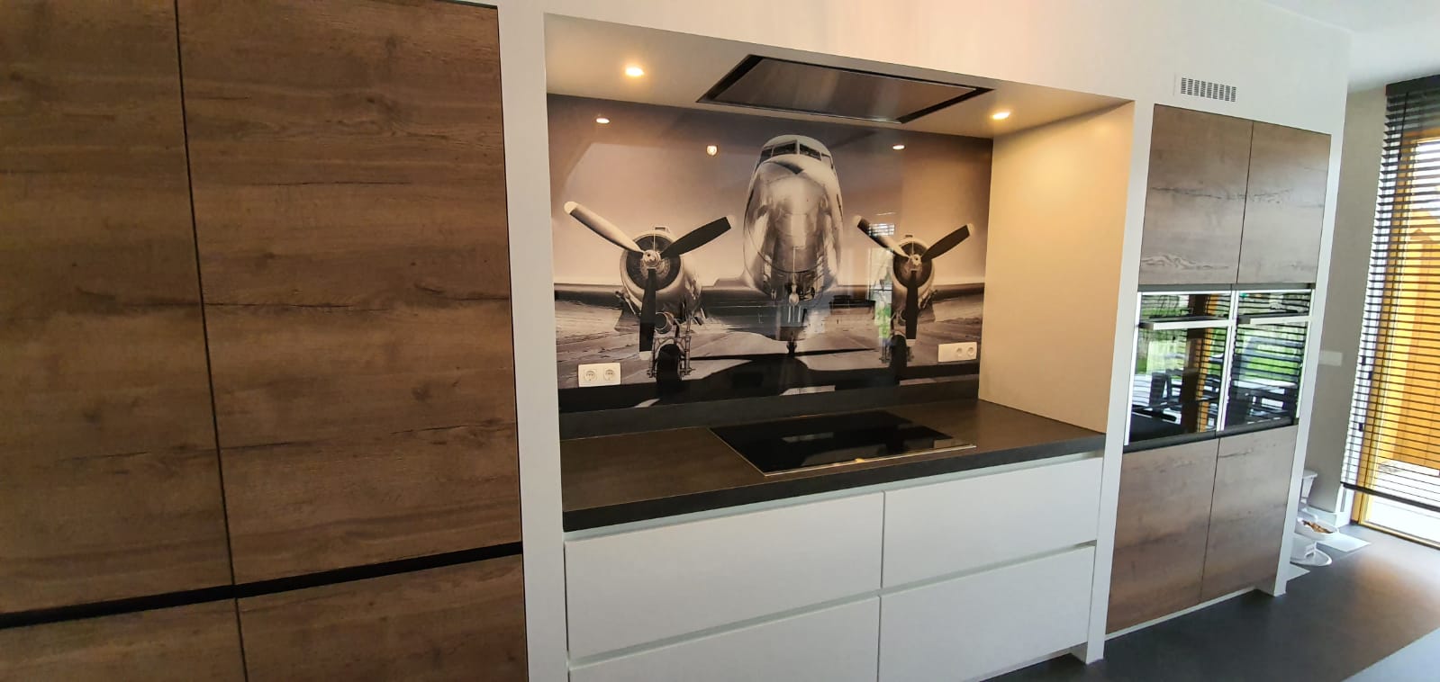 glazen achterwand keuken met print van vliegtuig