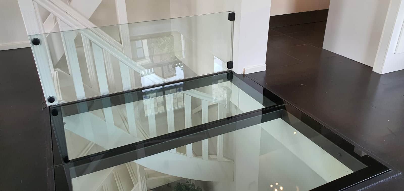 beloopbaar glas met constructie zwart en glazen balustrade