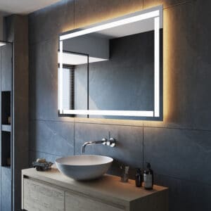 moderne badkamerspiegel in donkere badkamer