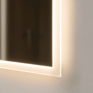 Detail van LED-spiegel Milaan met gezandstraalde lichtrand en warme verlichting.