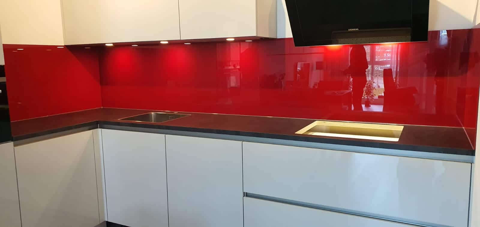 glazen achterwand in de keuken in rode kleur