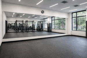Fitness spiegel en gym spiegel wand in moderne fitnessruimte met krachtapparatuur