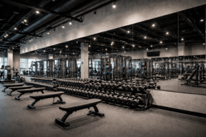 Fitness spiegel in moderne sportschool met dumbbells en krachtapparatuur
